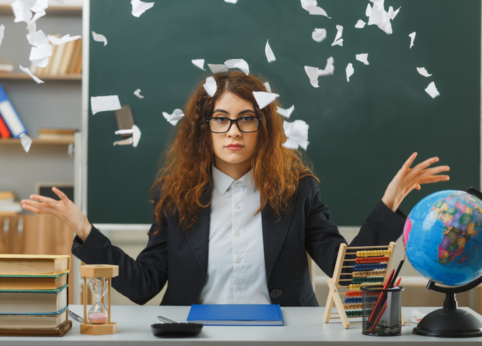 Mad teacher. Современная учительница. Молодые учительницы. Злая училка. Современная учительница планшет.