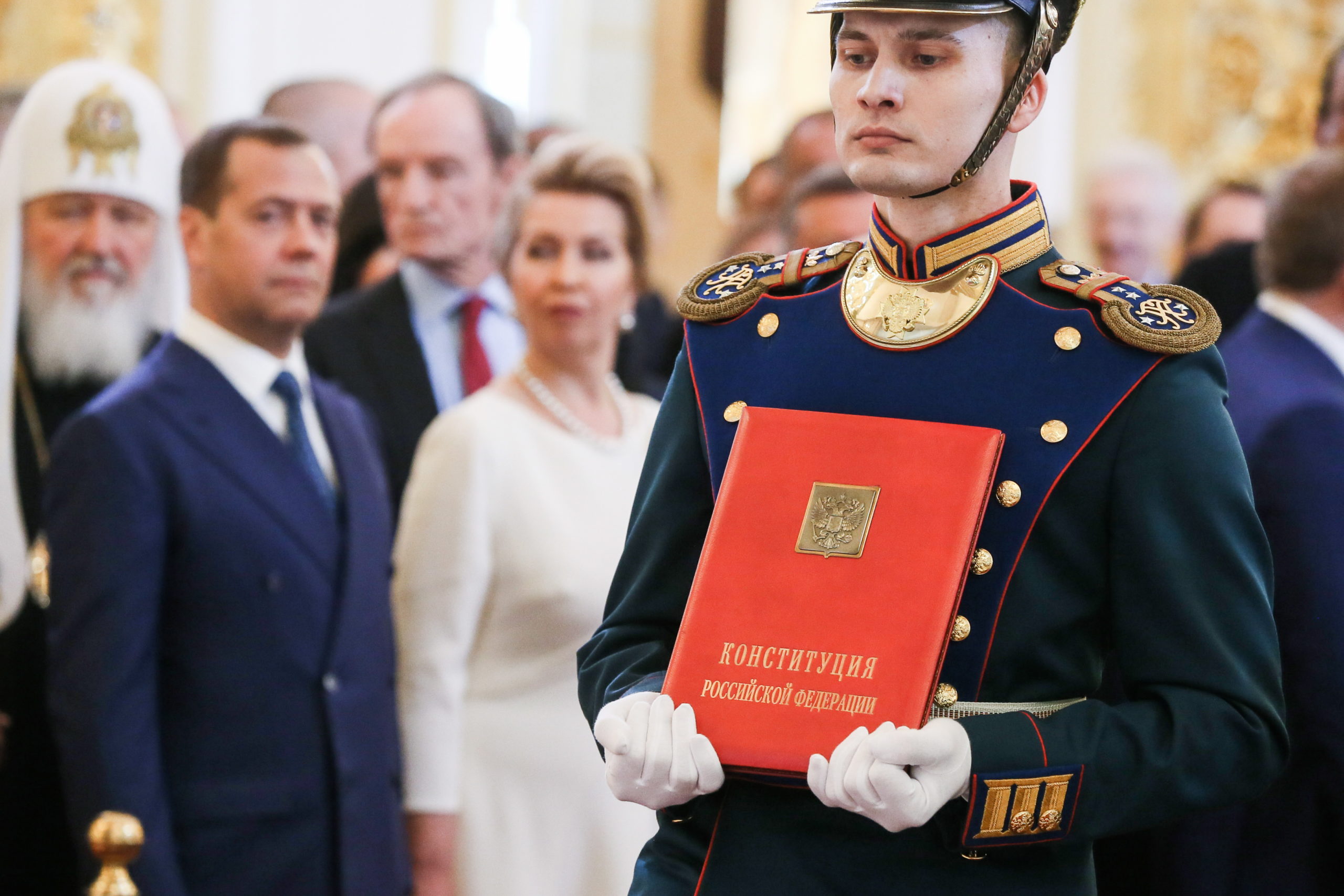 Президентская конституция рф. Инаугурация Дмитрия Медведева 2008. Конституция для инаугурации. Инаугурация Путина Конституция.